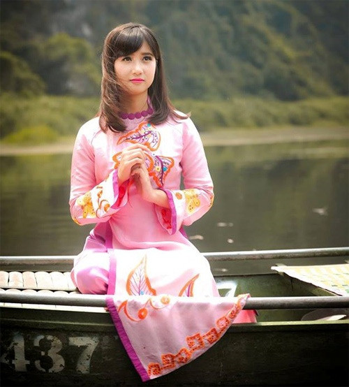 Ngọc Châm trong trang phục áo dài. 