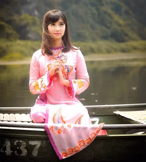 Ngọc Châm trong trang phục áo dài. 