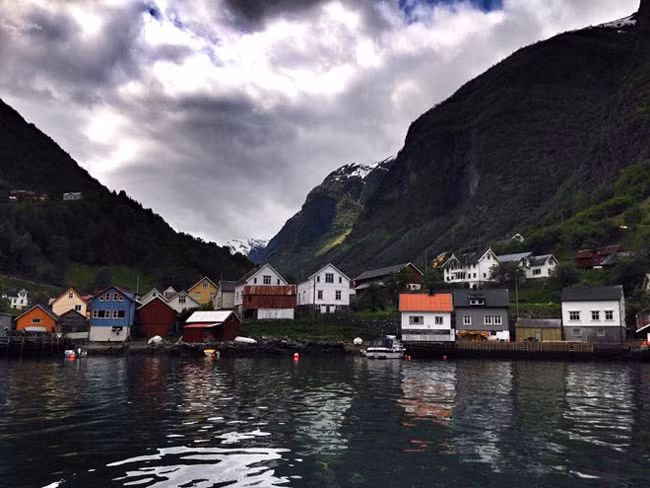 Thắng cảnh Sognefjord ở hạt Sogn og Fjordane với mênh mông nước, thác hùng vĩ và vách đá thăm thẳm xuất hiện nhiều trong phim.
