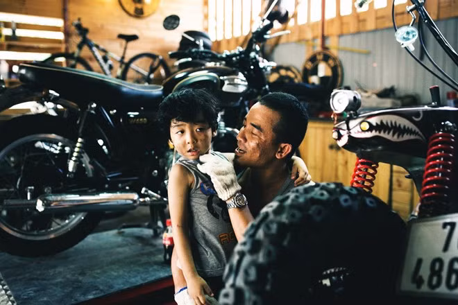 Tình cha con ấm áp được lột tả sinh động qua bộ ảnh khiến người xem xúc động.