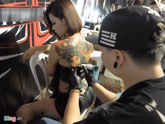 Xuất hiện trong lễ hội xăm lớn nhất cả nước - Vietnam Tattoo Convention năm 2014, cặp vợ chồng thợ xăm đến từ Hải Phòng, Julie Hải Yến và Tuấn Tây thu hút sự chú ý của đông đảo bạn trẻ. Tại đây, Tuấn Tây đã trình diễn lại quá trình xăm kín lưng cho vợ.