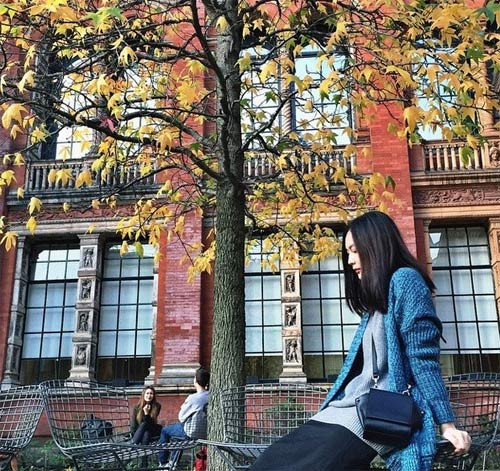 Helly Tống thích du lịch và trải nghiệm. Mỗi năm cô có ít nhất 2 lần du lịch nước ngoài, từng đến Thái Lan, Singapore, Indonesia , Malaysia, Úc, Anh... Hình ảnh đẹp như mơ về những chuyến đi được cô chia sẻ lên Instagram khiến nhiều bạn trẻ xuýt xoa.