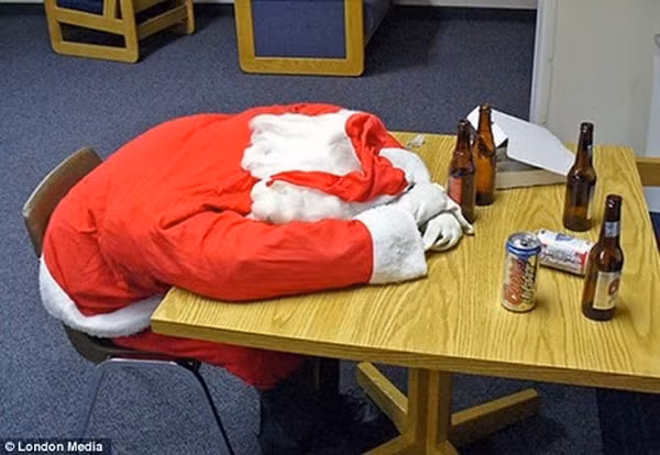 Thế này thì còn đi phát quà gì nữa.