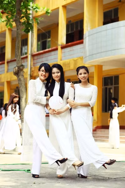 Linh đỗ 2 trường Học viện Cảnh sát với 25,5 điểm và Đại học Kinh tế - Đại học Quốc gia Hà Nội với 24 điểm.