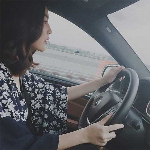 Cô chủ sinh năm 1995 này dùng chiếc BMW X6 trị giá hơn 3 tỷ đồng làm phương tiện đi lại hằng ngày. Helly Tống mê xe từ nhỏ và biết lái cách đây 3 năm.