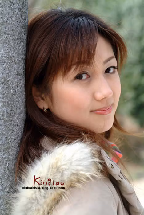 Năm 2013, ở tuổi 31, cô là nữ tỷ phú giàu nhất Trung Quốc.