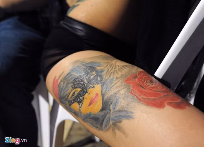 Hình xăm nơi bắp đùi từng giúp vợ chồng cô giành giải nhất trong cuộc thi Vietnam Tattoo Convention năm ngoái.