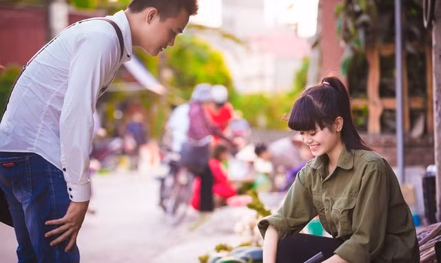 Theo tìm hiểu, nàng “hot girl bán mía” tên Quỳnh, hiện đang học lớp 12, trường Trung học phổ thông Hà Bắc, Hải Dương. Ngoài giờ học Quỳnh đi bán mía phụ người thân ở một khu chợ quê.