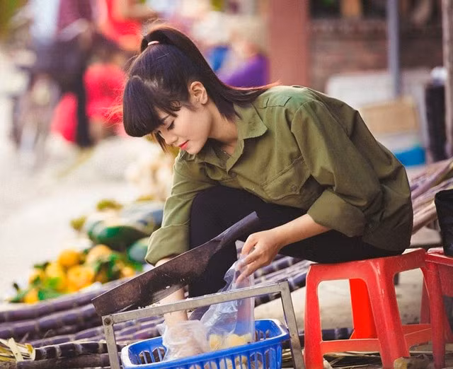 Loạt ảnh về cô bán mía Hải Dương tuy kích thích trí tò mò của nhiều bạn trẻ, có được lượng like lớn trong thời gian ngắn nhưng nhìn vào dáng vẻ của nhân vật chính, màu sắc và góc chụp ảnh… không ít dân mạng cũng tỏ ý hoài nghi.