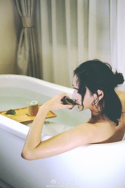 Tiền Cầm Thanh có niềm đam mê mãnh liệt với cosplay. Tìm kiếm trên mạng, có thể thấy "anh chàng hot girl" này từng có một số bộ ảnh cosplay, giả gái được cộng đồng mạng khen ngợi và đón nhận.