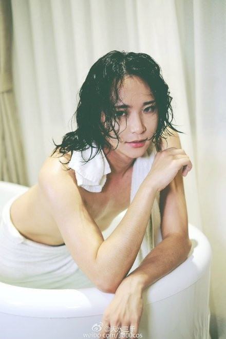 Theo tìm hiểu, nam người mẫu khiến nhiều người nhận nhầm mình là con gái tên thật là Tiền Cẩm Thành, sinh năm 1986 là một chàng trai chính hiệu và đang làm công việc của một lập trình viên.