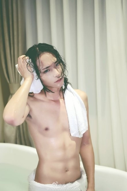 Vốn có khuôn mặt rất đẹp trai, lại thêm kiểu tóc dài và làn da trắng bóc, Tiền Cẩm Thành tiết lộ trên mạng Trung Quốc rằng anh từng không ít lần bị nhầm lẫn là con gái. Cũng chính nét đặc biệt này trên thân hình mà Tiền Cẩm Thành có thêm hứng thú với nghệ thuật cosplay.