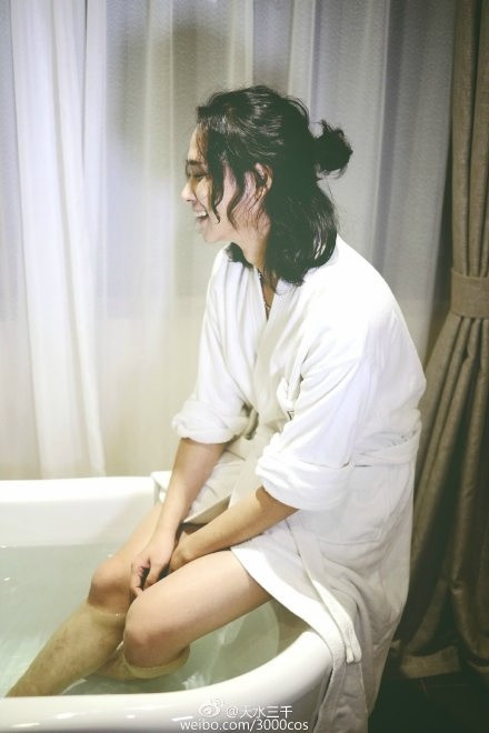 Trong phần cuối của bộ ảnh hot girl trong bồn tắm, người mẫu chính bước ra ngoài và khoác áo. Nhìn thân hình, phần chân, tay lộ ra của người mẫu, một số người đã nghi ngờ rằng đây là một chàng trai.