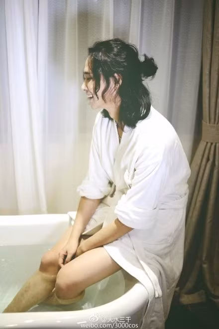 Trong phần cuối của bộ ảnh hot girl trong bồn tắm, người mẫu chính bước ra ngoài và khoác áo. Nhìn thân hình, phần chân, tay lộ ra của người mẫu, một số người đã nghi ngờ rằng đây là một chàng trai.