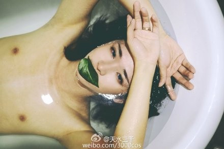 Bộ ảnh chụp trong bồn tắm mới đây của Tiền Cẩm Thành lại một lần nữa khiến dân mạng nhiều quốc gia giật mình, ngã ngửa khi phát hiện ra sự thật. Vẻ đẹp nữ tính của chàng trai chính hiệu này luôn là thứ dễ đánh lừa người xem ảnh nếu như chỉ nhìn thoáng qua.