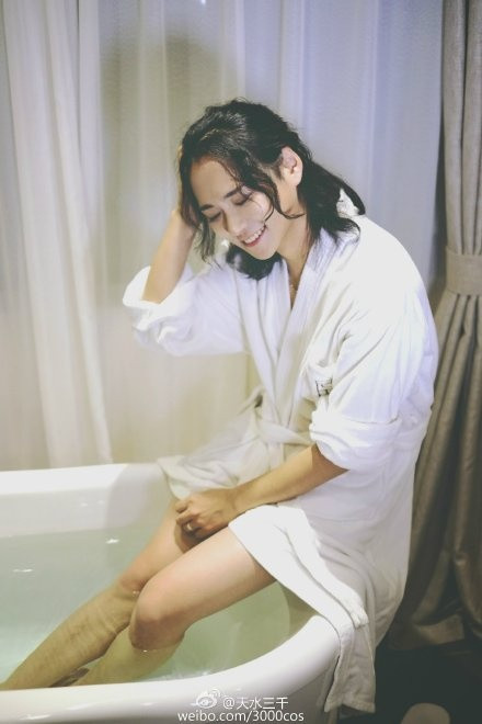 Đến cuối bộ ảnh, khi người mẫu chính đứng thẳng và để lộ thân hình, vòng ngực của đàn ông, dân mạng mới ngã ngửa vì vẻ bề ngoài quá đỗi đặc biệt của chàng trai này.