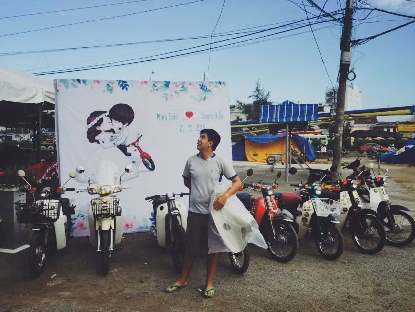 Chú rể Minh Toàn đã nhờ sự giúp đỡ của thành viên trong câu lạc bộ, bản thân anh cũng xung phong làm tài xế lái xe rước cô dâu. Cả đoàn xe vừa đi vừa chụp ảnh, tươi cười rất vui vẻ.