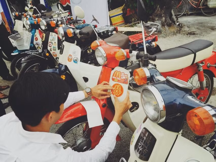 Dam cuoi ruoc dau bang xe Cub gay sot o Sai Gon