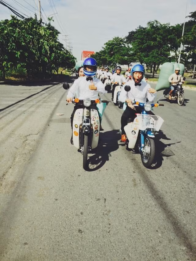 Được biết cô dâu Thanh Hiền và chú rể Minh toàn quen nhau trong buổi tiệc sinh nhật 5 năm của Vietnam Cub Clup. Vốn là những người yêu xe Cub, mê vẻ đẹp giản dị của chiếc xe "siêu phẩm" này nên cả hai đã quyết định sử dụng chúng trong đám cưới của mình.