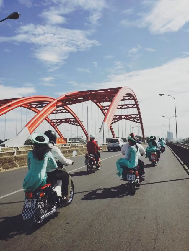 Minh Toàn và Thanh Hiền yêu nhau được 3 năm, "Cub is my life" là slogan của cặp đôi đáng yêu này và của cả các thành viên, anh em trong câu lạc bộ. Suốt 3 năm yêu nhau, chiếc xe Cub luôn gắn liền với đôi trẻ và nó đã trở thành "tình yêu nhỏ bé", người bạn đồng hành đi đến mọi nẻo đường.