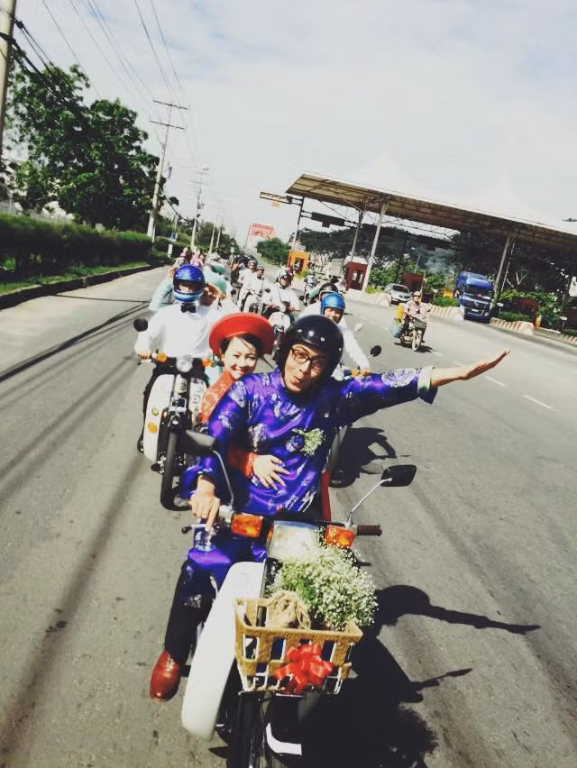 Đám cưới rước dâu bằng xe Cub của chú rể Minh Toàn và cô dâu Thanh Hiền được các thành viên trong câu lạc bộ Vietnam Cub Club hậu thuẫn, giúp đỡ.