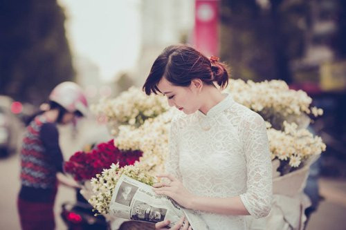 Những ngày đông này, dù vẫn còn những vạt nắng vàng chói chang trải đều khắp phố, nhưng cúc họa mi vẫn kịp nở để chiều lòng người Hà Nội. Những con đường vốn tấp nập, ồn ào nay có sự xuất hiện của những chiếc xe đạp chở cúc họa mi trở nên thơ mộng và bình yên hơn. Ảnh: Mai Dung chọn áo dài trắng tôn lên vẻ đẹp dịu dàng, tinh khôi khi đứng cạnh loài hoa này.