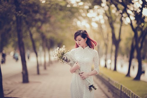 Sắc trắng của những cái hoa nhỏ li ti vẫn đủ khiến nhiều người mê mẩn.