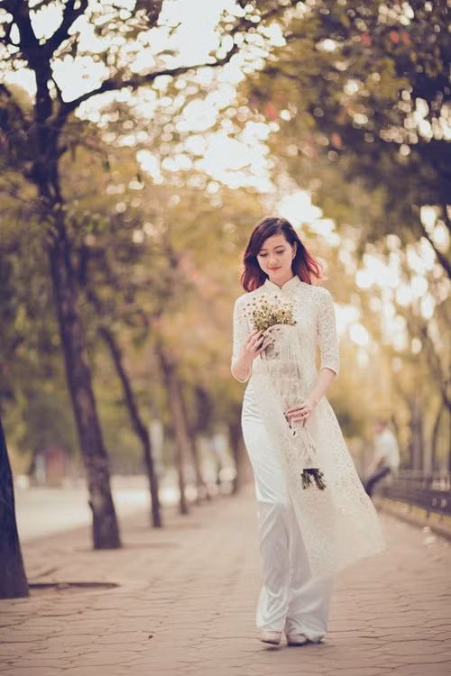 Ánh nắng đầu đông khiến cho cả người và hoa đều thêm rạng rỡ.