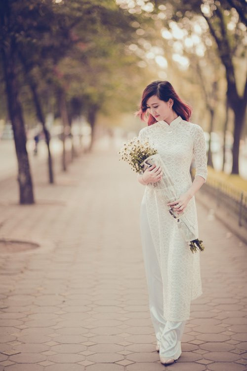 Vẻ đẹp bình dị của thiếu nữ Kinh Bắc bên cúc họa mi.