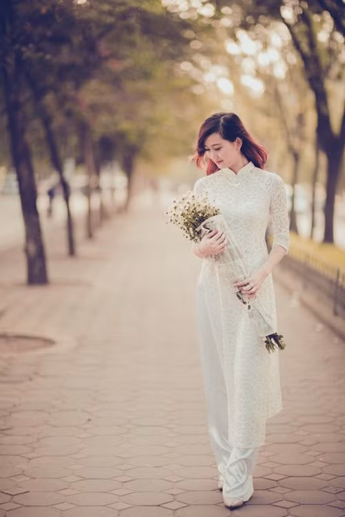 Vẻ đẹp bình dị của thiếu nữ Kinh Bắc bên cúc họa mi.