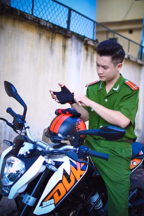Bức ảnh chụp một anh chàng mặc quần áo công an có khuôn mặt rất điển trai được chia sẻ trên một fanpage nổi tiếng mới đây thu hút sự chú ý của hàng nghìn dân mạng. Bức ảnh được một cô gái trẻ đăng lên mạng với dòng mô tả, ngỏ ý "muốn phạm tội" để được anh cảnh sát đẹp trai này bắt giữ "bị ở tù một ngày thôi cũng chịu".