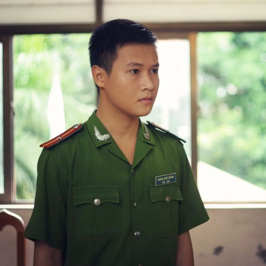 Tìm hiểu kỹ hơn về chàng "hot boy cảnh sát" này, có thể nhận ra anh từng xuất hiện trên truyền hình, trong bộ phim ăn khách "Chạm tay vào nỗi nhớ". Anh chàng này thực chất là một diễn viên trẻ tên Nguyễn Lộc, loạt ảnh với bộ quân phục gây sốt mạng mới đây chụp Lộc trong hậu trường phim "Cảnh sát hình sự: Câu hỏi số 5".