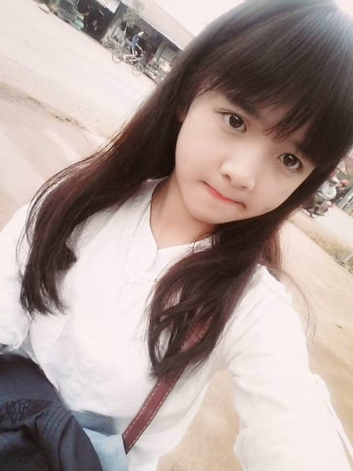 Theo tìm hiểu, "búp bê tiểu học" tên thật là Trần Huyền Châu, đang sinh sống tại Sơn La. Dù đã học cấp 2, lớp 9 nhưng Huyền Châu vẫn có khuôn mặt "búng ra sữa", dáng người nhỏ nhắn nên vẫn giữ biệt danh "hot girl tiểu học" cho cô nàng.