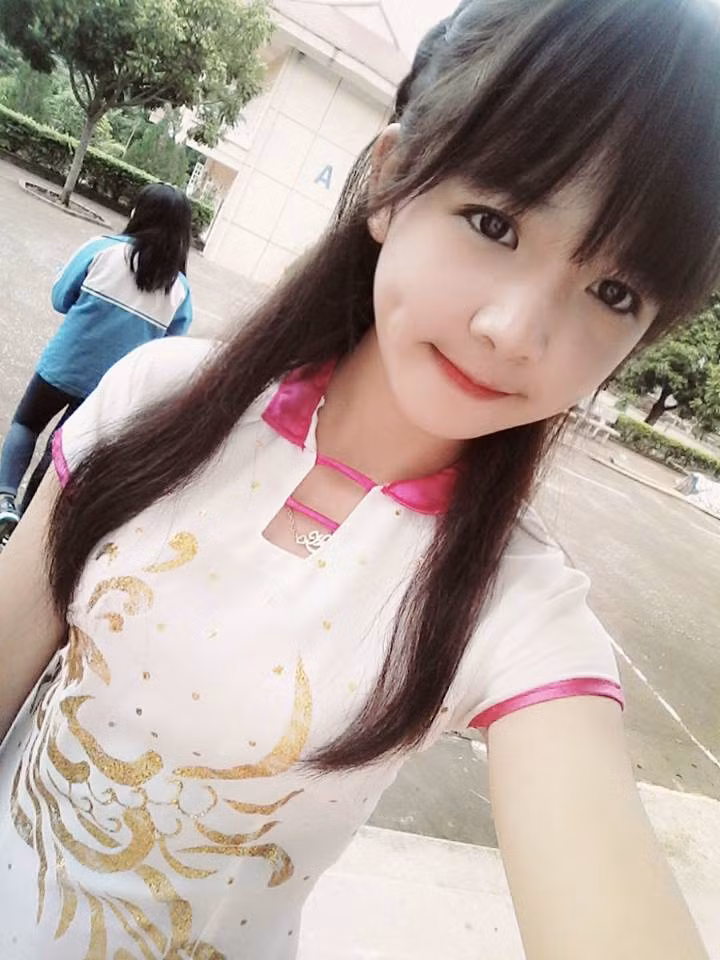 Loạt ảnh được chia sẻ với dòng mô tả: "Búp bê nhà ai đi lạc thế này? Hôm 20 tháng 11 về thăm trường gặp được "cháu", cứ tưởng là một "cháu" tiểu học nào đi cùng với anh chị, nhưng hóa ra là "cháu" nó học lớp 9 rồi đấy ạ".