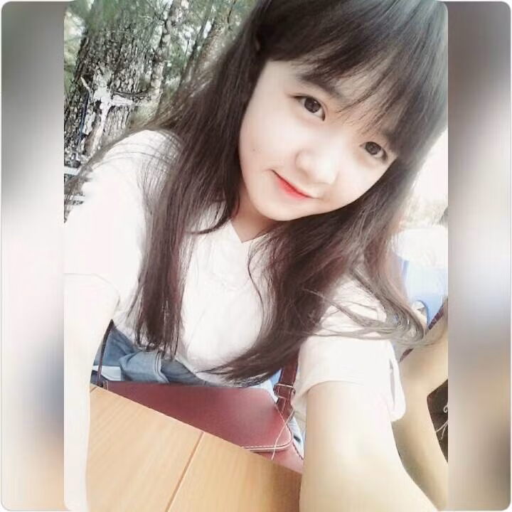 Ngoài loạt ảnh mặc áo dài, Huyền Châu còn thường xuyên chia sẻ những bức ảnh "tự sướng" nhắng nhít trên trang cá nhân của mình. Tuy nhiên, thông qua những dòng status đăng trên Facebook, có thể thấy "cô bé" này có cách nói chuyện khá chững chạc, "già đời".