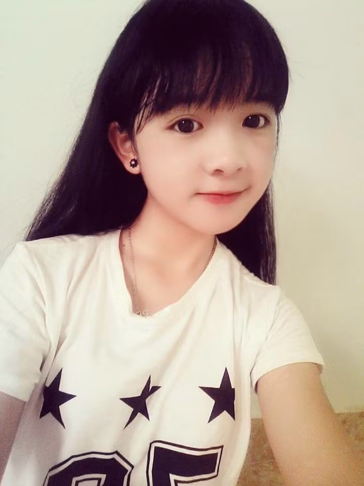 Huyền Châu có khuôn mặt cực đáng yêu, nổi bật với má lúm đồng tiền và chiếc răng khểnh rất duyên. Dù Huyền Châu chỉ chụp vài tấm hình đơn giản nhưng chừng đó cũng đã đủ khiến dân mạng phải hú hét không ngừng, xuýt xoa nhờ khuôn mặt, những cử chỉ, biểu cảm quá dễ thương của "cô bé".