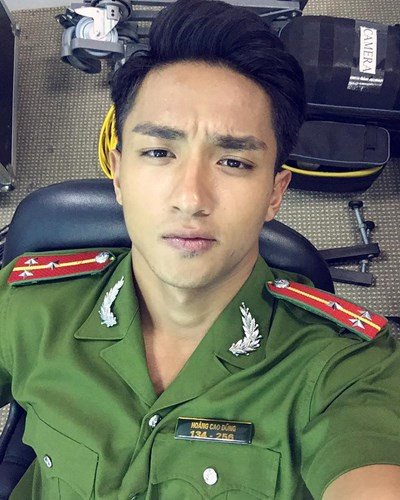 Bức ảnh chụp chàng cảnh sát đặc nhiệm đẹp trai có bảng tên Hoàng Cao Dũng tuần qua được nhiều bạn trẻ, cư dân mạng chú ý. Chàng cảnh sát đẹp trai như hot boy ngay lập tức được dân mạng truy lùng, so sánh với Thái Bá Nam - hot boy CSGT đang làm dân mạng điên đảo vài ngày qua. Theo tìm hiểu, anh chàng mặc cảnh phục chụp ảnh "tự sướng" khoe vẻ đẹp trai đang gây sốt tên thật là Hữu Vi, một người mẫu, diễn viên sinh năm 1991. Cảnh sát đặc nhiệm Hoàng Cao Dũng chỉ là một vai diễn của Hữu Vi và bức ảnh gây sốt vừa qua được chàng diễn viên trẻ này chụp trong hậu trường quay phim.