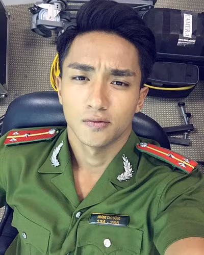 Bức ảnh chụp chàng cảnh sát đặc nhiệm đẹp trai có bảng tên Hoàng Cao Dũng tuần qua được nhiều bạn trẻ, cư dân mạng chú ý. Chàng cảnh sát đẹp trai như hot boy ngay lập tức được dân mạng truy lùng, so sánh với Thái Bá Nam - hot boy CSGT đang làm dân mạng điên đảo vài ngày qua. Theo tìm hiểu, anh chàng mặc cảnh phục chụp ảnh "tự sướng" khoe vẻ đẹp trai đang gây sốt tên thật là Hữu Vi, một người mẫu, diễn viên sinh năm 1991. Cảnh sát đặc nhiệm Hoàng Cao Dũng chỉ là một vai diễn của Hữu Vi và bức ảnh gây sốt vừa qua được chàng diễn viên trẻ này chụp trong hậu trường quay phim.