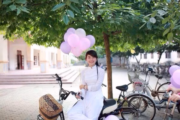 Theo tìm hiểu, hot girl hiến máu xinh xắn tên thật Nguyễn Thị Lê Na, nickname Đan Na, sinh năm 1997, là sinh viên Học viện Nông nghiệp Việt Nam ở Quỳ Hợp, Nghệ An. Lê Na học chuyên ngành Khoa học cây trồng, trong một lần đi hiến máu đã “bị” chụp ảnh lén do quá dễ thương.