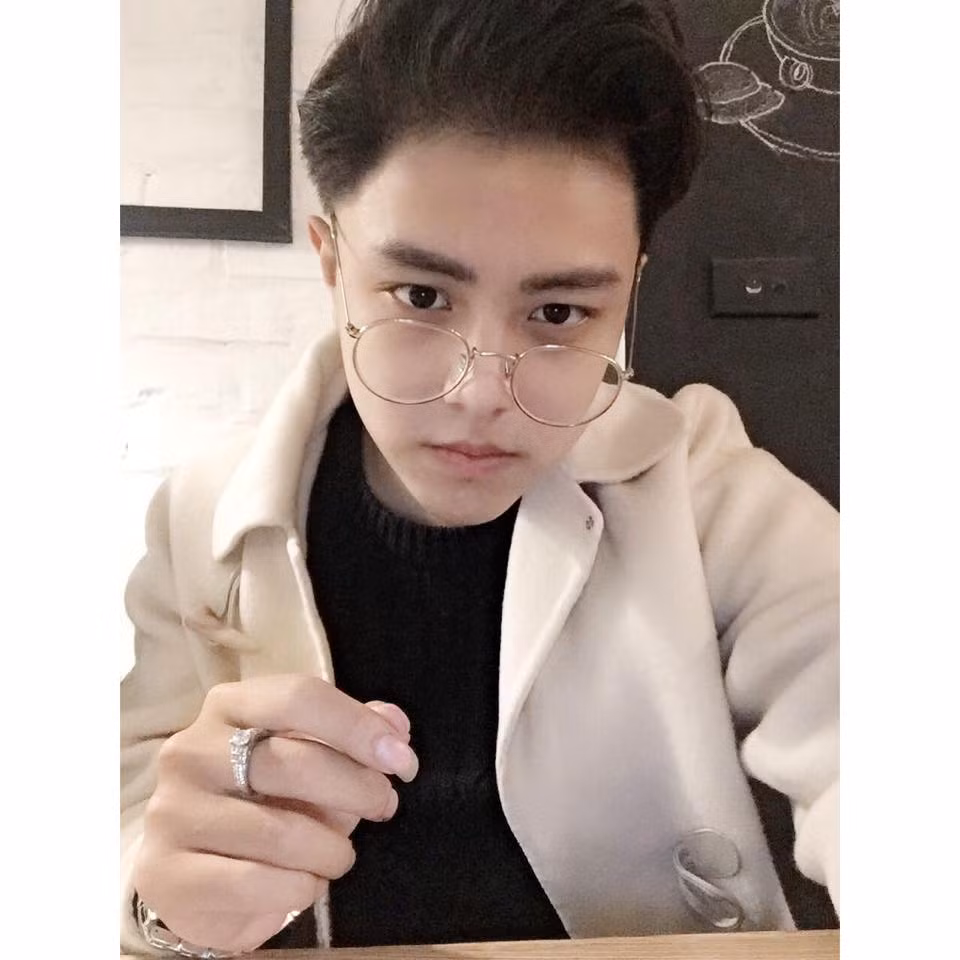 Sau khi kết thúc công việc hầu đồng, Vĩnh Trung lại trở lại với đời sống trẻ trung của mình. Cậu chàng không bao giờ cố tình tỏ ra khó hiểu hay bí ẩn hay thần thánh hoá bản thân để "làm cao" với người khác.