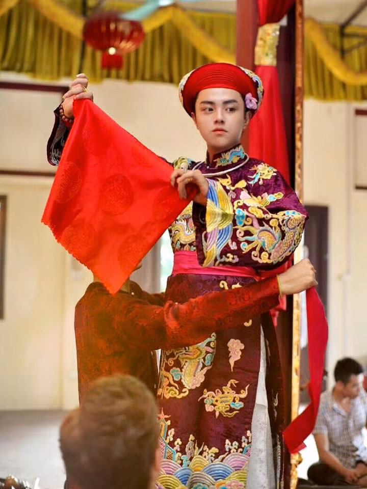 Cậu đồng Vĩnh Trung sinh năm 1992 đã tốt nghiệp Trung cấp Kinh tế Hà Nội. Đến với nghiệp hầu đồng như một nhân duyên, đến nay Vĩnh Trung đã có kinh nghiệm 3 năm trong nghề và được nhiều người trong giới ở Hà Nội, một vài tỉnh thành lân cận biết đến.