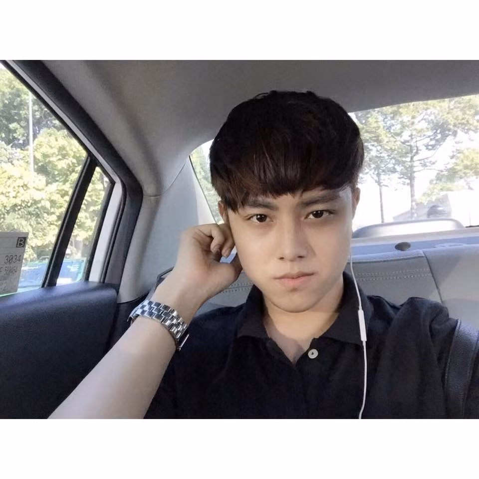 Năm nay 20 tuổi, vốn là một chàng trai khá sôi nổi nên ngoài công việc hầu đồng, Vĩnh Trung cũng có những sở thích khác rất trẻ trung và hợp thời, giống như nhiều bạn bè khác cùng trang lứa.