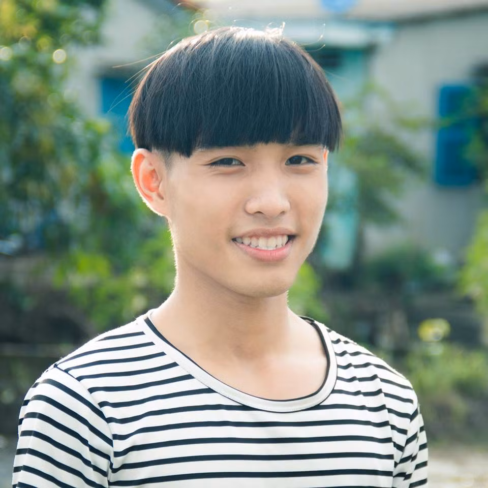 Danh tính anh chàng mặt ngố chế Con người ta nhanh chóng được dân mạng tìm ra. Theo tìm hiểu, chủ nhân clip chế hài hước này tên thật Nguyễn Tiến Dũng, sinh năm 1994, là sinh viên năm hai trường Đại học Sân khấu Điện ảnh TP HCM. Vốn là một 9X có tính tình hài hước, Tiến Dũng thường thích làm các clip, ảnh chế để mang niềm vui đến cho bản thân và bạn bè.