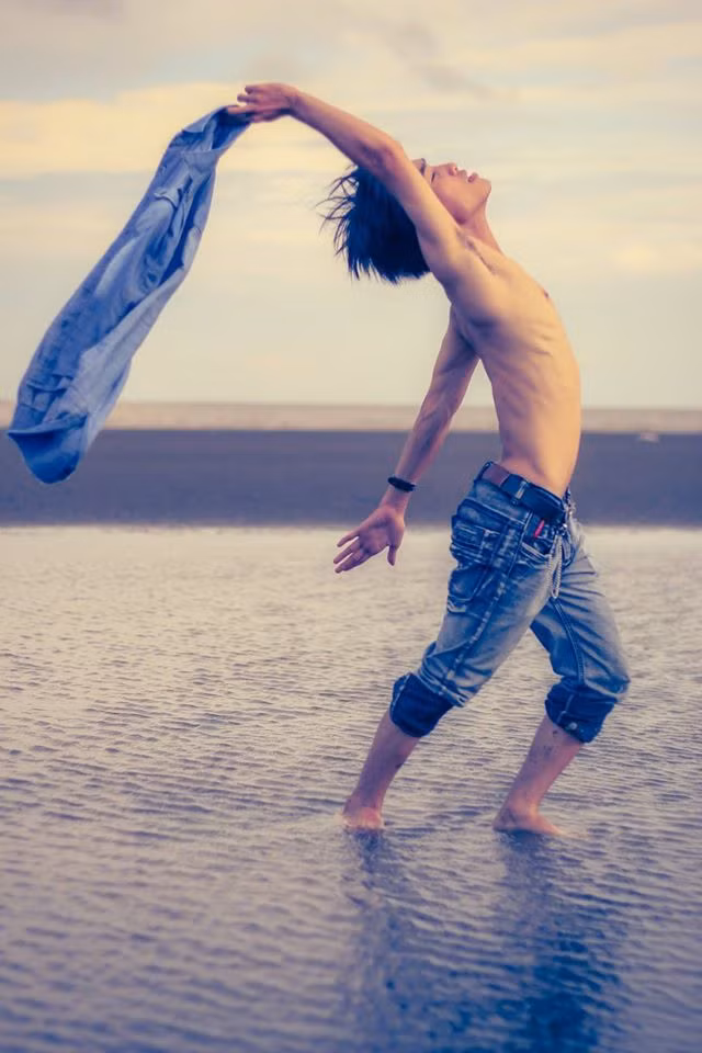 Những clip chế của Tiến Dũng có thể kể đến như: "Xăng is my everything", "Giúp anh trả lời câu hỏi về mạng". Trên trang cá nhân của anh chàng này còn có rất nhiều bức ảnh chế hài hước khác, nơi mà Tiến Dũng thường xuyên hoá trang, đóng giả làm con gái hoặc khoác lên mình những bộ đồ kỳ dị.