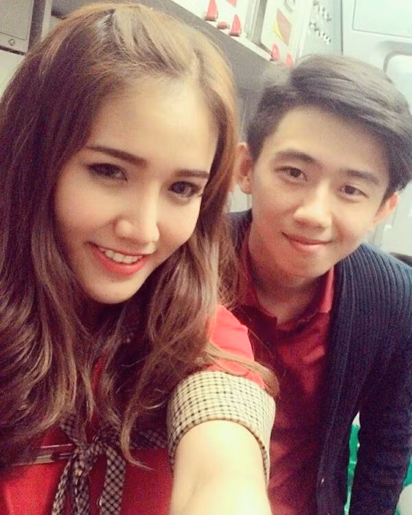 Chỉ trong một thời gian ngắn, dân mạng Việt đã tìm ra được một vài thông tin về nữ tiếp viên xinh như mộng. Nhiều bạn trẻ nhận ra, cô nàng không phải là người Việt Nam nên đã đổ xô lên các fanpage, các trang web của Vietjet Air để truy lùng danh tính.