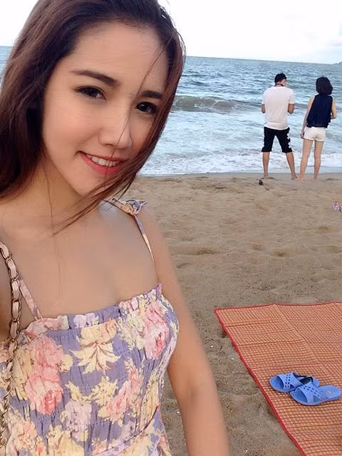 Cô nàng cũng hay chia sẻ những bức ảnh chụp trong các chuyến du lịch, đến nhiều đất nước khác nhau. Patcharee Poolchago trong bộ đồng phục nữ tiếp viên hàng không hay quần áo mặc thường ngày cũng đều rất xinh đẹp, đáng yêu.