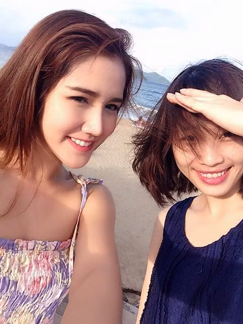 Trên trnag cá nhân của mình Patcharee Poolchago còn có một số bức ảnh đời thường khoe khuôn mặt xinh đẹp, nhiều cử chỉ đáng yêu khác khiến dân mạng Việt phát cuồng.