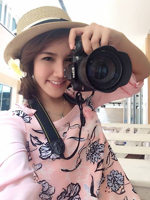 Dù bị gây ấn tượng ngay từ cái nhìn đầu tiên và đã tích cực tìm kiếm nhưng ngoài tên, tuổi và nơi làm việc, hiện dân mạng Việt vẫn chưa có thêm nhiều thông tin khác về nữ tiếp viên người Thái xinh đẹp.