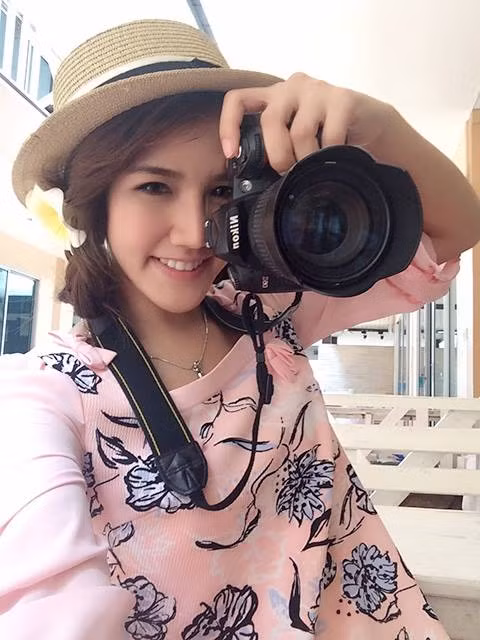 Dù bị gây ấn tượng ngay từ cái nhìn đầu tiên và đã tích cực tìm kiếm nhưng ngoài tên, tuổi và nơi làm việc, hiện dân mạng Việt vẫn chưa có thêm nhiều thông tin khác về nữ tiếp viên người Thái xinh đẹp.