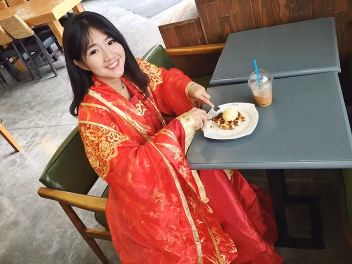 Theo chia sẻ của ekip sản xuất: "Vì tư liệu mô tả và hình ảnh thực tế hoặc tranh vẽ nguyên bản về cô dâu nói riêng và phong tục cưới hỏi của VN thời kỳ này nói chung khá hiếm hoi và hầu như không có nên nhóm thực hiện đã dựa vào kiểu quần áo, đầu tóc, trang sức... thịnh hành của tầng lớp phụ nữ quý tộc VN thời đó để phỏng dựng". Trong ảnh là khoảnh khắc nghỉ ngơi của "hot girl nhuộm răng đen" trong hậu trường thực hiện bộ ảnh.